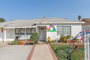 Exterior - Spacious 3 Bedrooms Los Angeles Home ♥ Queen Beds ♥ AC ♥ Washer/Dryer (Los Angeles)