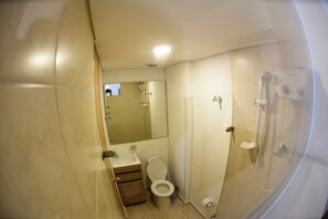 Comfort-Apartment, 1 Doppelbett, Kochnische, Stadtblick | Badezimmer | Dusche, kostenlose Toilettenartikel, Handtücher, Seife