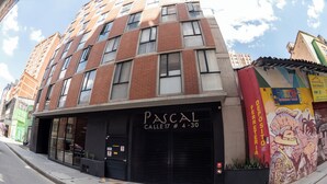 A multi-story building with a black storefront labeled 'Pascal Calle 17 # 4-30.' - Corazón fotográfico  (Bogotá)