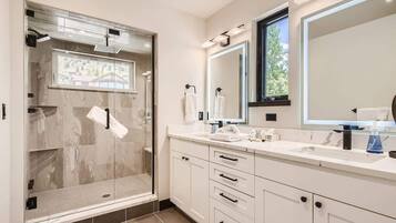 Maison mitoyenne, plusieurs lits, bain Ă remous, vue montagne (A-D-ED14C) | Salle de bain | Serviettes fournies