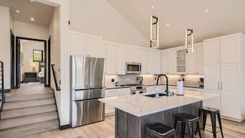Townhome, Multiple Beds, Hot Tub, Mountain View (A-D-ED14C) | Private kitchen