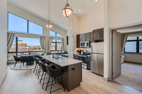 Brand New Penthouse, 5 Star Accommodations!