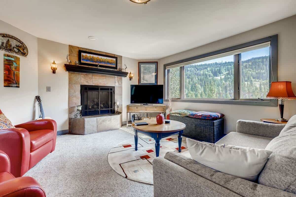 Condo, 1 cama King size y sofá cama, balcón, vista a la montaña (A-K-FF42E) | Área de sala de estar