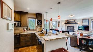 Condo, 1 King Bed with Sofa bed, Balcony, Mountain View (A-K-FF42E) | Private kitchen