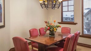 Dining - Park City 3BR Deluxe Villa – Fireplace, Full Kitchen, Balcony & Canyons Access (Park City)