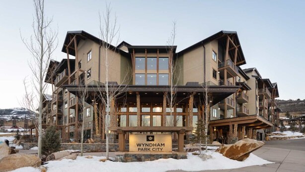 A multi-story building with a sign reading "Wyndham Park City". - Park City 3BR Deluxe Villa – Fireplace, Full Kitchen, Balcony & Canyons Access (Park City)