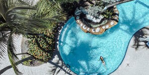 5 piscinas al aire libre, camas de piscina con cargo, sombrillas