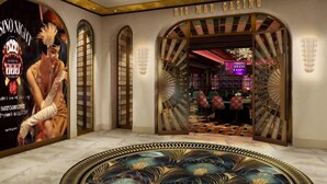 Una entrada imponente con un letrero que dice 'RIO MAR CASINO', un techo ornamentado y un piso con diseño.
