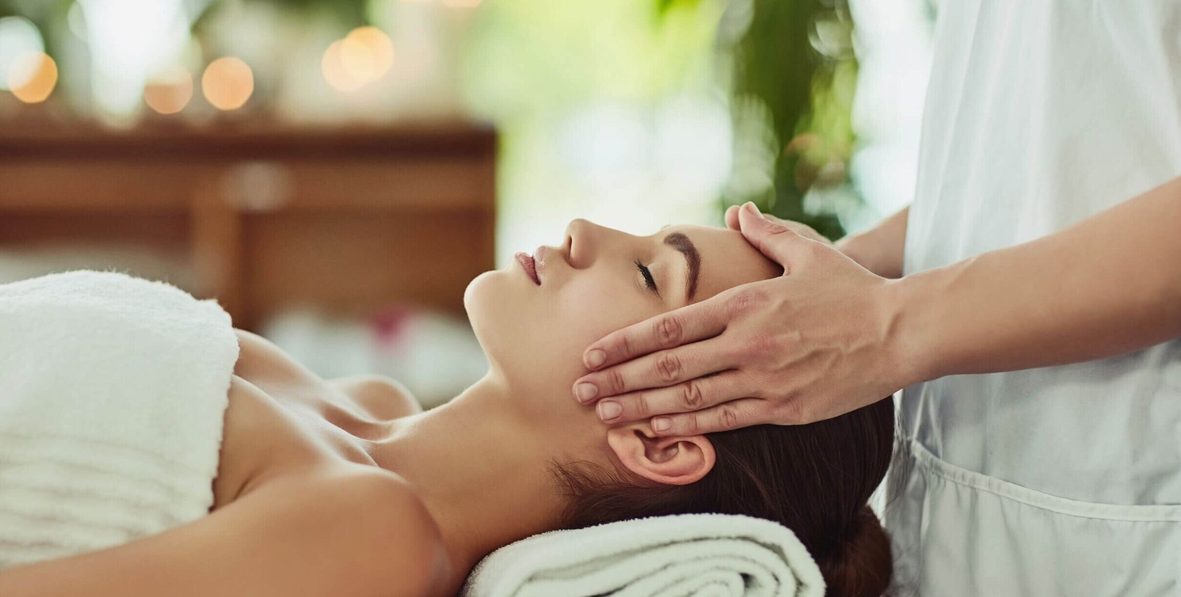 Una persona recibiendo un masaje en la cabeza en un spa.