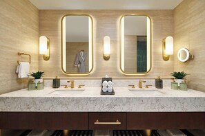 Luxe suite, uitzicht op zee | Badkamer | Een douche, gratis toiletartikelen, een haardroger, pantoffels