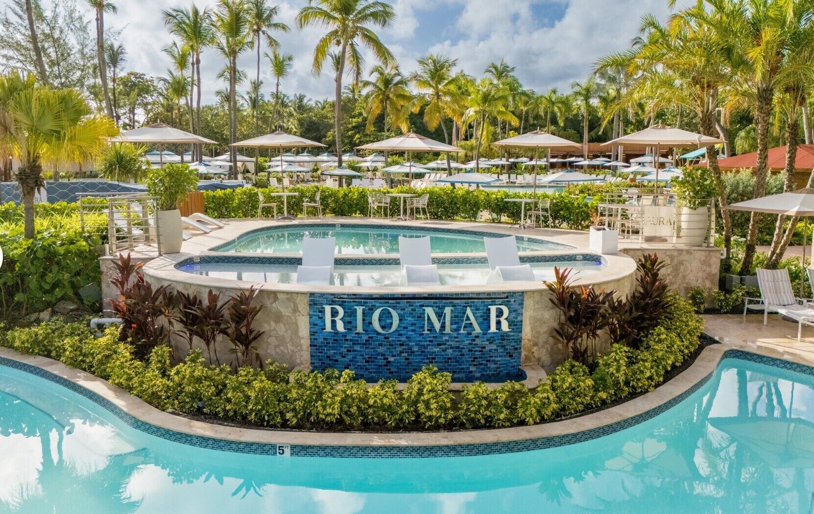 5 outdoor pools, open 9:00 AM to 6:00 PM, pool cabanas (surcharge)
