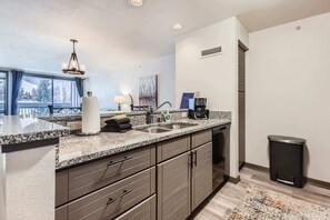Condo, várias camas, sacada, vista para a montanha (A-K-LFT202) | Parte interna