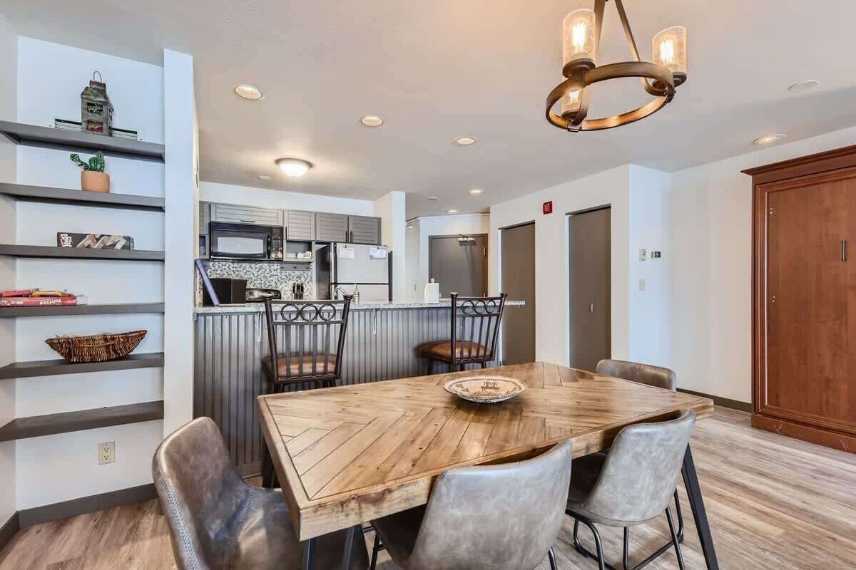 Condo, Plusieurs lits, balcon, vue sur la montagne (A-K-LFT202) | 1 chambre, décor unique, ameublement unique, literie fournie