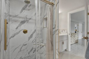 Dusche, Haartrockner, Handtücher