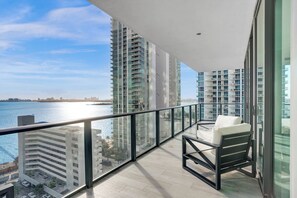 Property grounds - Edgewater condo w/ all amenities w/sweeping water views.  1 month rental min. (Miami)