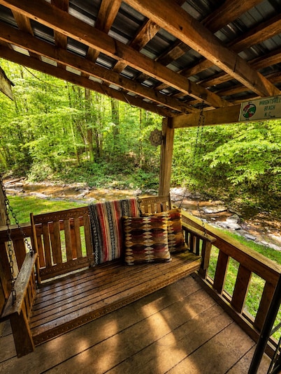 New! Creekside Cabin -Private with hot tub, serene setting - New River Gorge