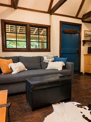 Smart TV - New! Creekside Cabin -Private with hot tub, serene setting - New River Gorge (Ansted)