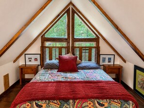 3 bedrooms, iron/ironing board, WiFi, bed sheets - New! Creekside Cabin -Private with hot tub, serene setting - New River Gorge (Ansted)