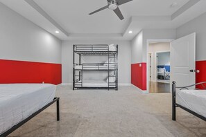 Iron/ironing board, free WiFi, bed sheets - Huge 4 BR Home in East Nashville. Secure Parking. Mins to Broadway (Nashville)