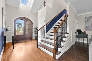 Interior - Huge 4 BR Home in East Nashville. Secure Parking. Mins to Broadway (Nashville)