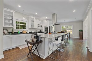 Paper towels - Huge 4 BR Home in East Nashville. Secure Parking. Mins to Broadway (Nashville)
