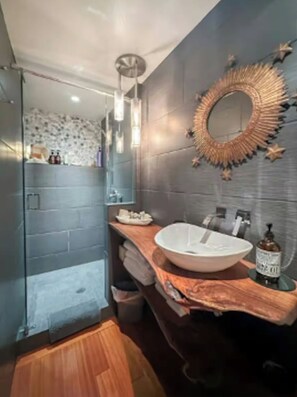 Shower, hair dryer, bidet, towels - Beautiful 3-bedroom home minutes from World Cup matches! Puget Sound views. (Seattle)