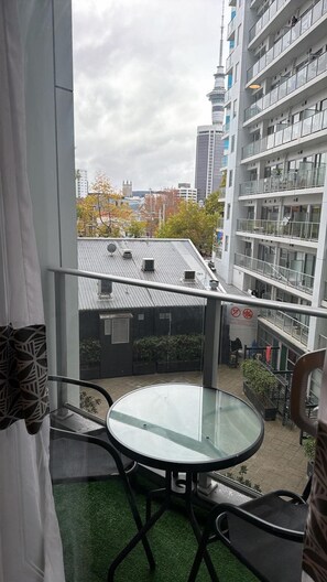 Outdoor dining - Auckland City 2 Bed Room Apartment+FREE Car Park 
Walking distance to everything (Auckland)