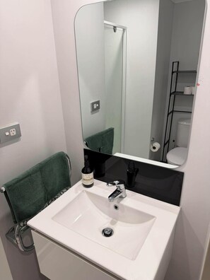 Shower, towels, soap, toilet paper - Auckland City 2 Bed Room Apartment+FREE Car Park 
Walking distance to everything (Auckland)