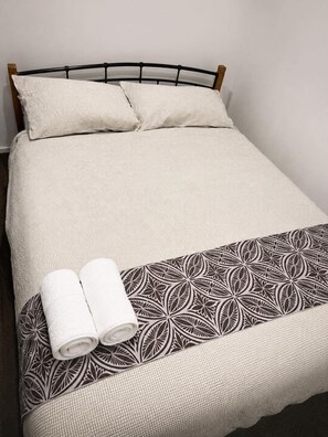 Iron/ironing board, WiFi, bed sheets - Auckland City 2 Bed Room Apartment+FREE Car Park 
Walking distance to everything (Auckland)