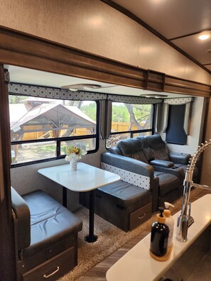 Interior - Canyon Lake Astoria RV with 2 bedrooms and 2 bathrooms and AC (Canyon Lake)