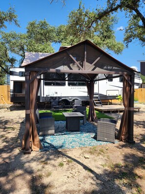 Outdoor dining - Canyon Lake Astoria RV with 2 bedrooms and 2 bathrooms and AC (Canyon Lake)