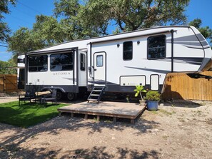 Exterior - Canyon Lake Astoria RV with 2 bedrooms and 2 bathrooms and AC (Canyon Lake)