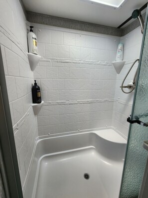 Shower, hair dryer, towels, soap - Canyon Lake Astoria RV with 2 bedrooms and 2 bathrooms and AC (Canyon Lake)