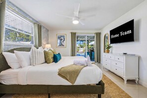 Desk, iron/ironing board, travel cot, WiFi - Manatee Haven Pool Games Hot Tub Firepit (Bradenton)