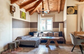 Smart TV, fireplace, ping pong - Cozy home in Vardica with sauna (Vardica)