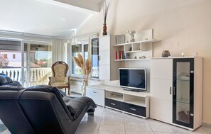 Smart TV, caminetto, tavolo da ping pong