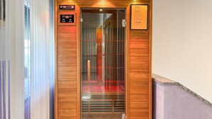 Um elevador com acabamento em madeira, um visor digital e uma placa.