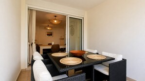 Un comedor con una mesa, sillas y vistas de la habitación contigua.