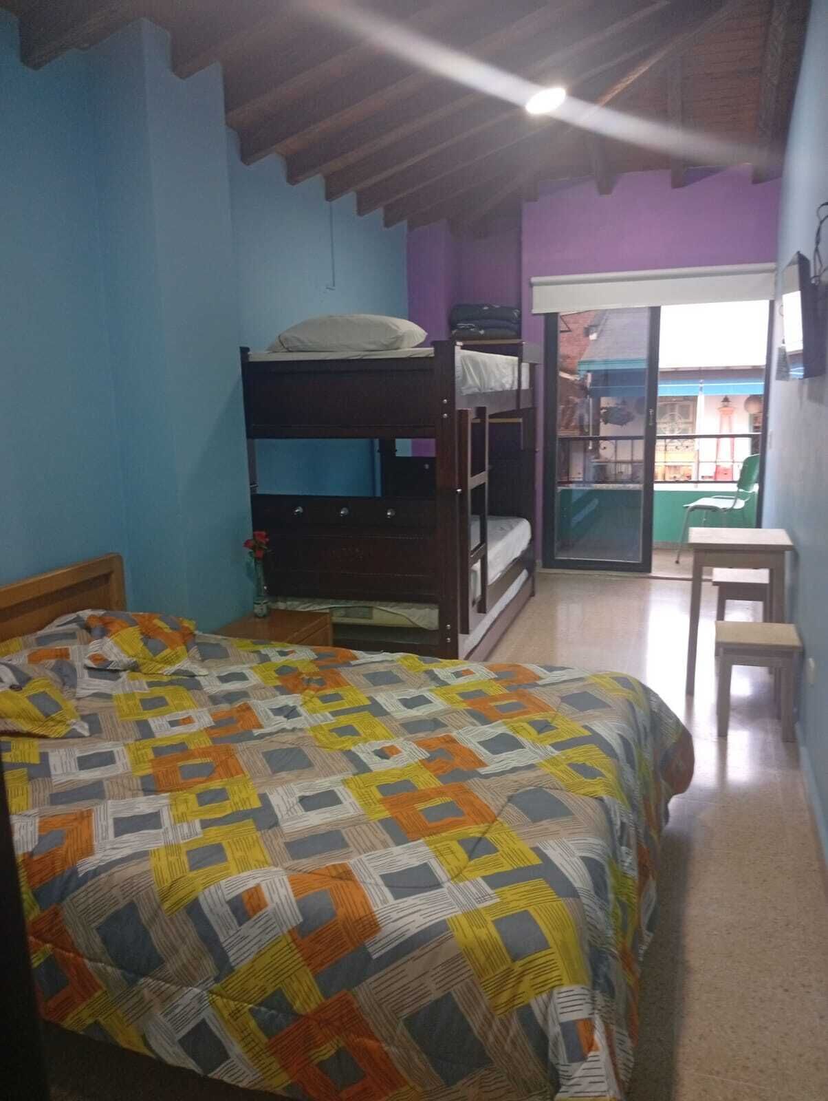 Habitación cuádruple Confort, balcón, vistas al parque | Espacio para trabajar con un portátil y wifi gratis