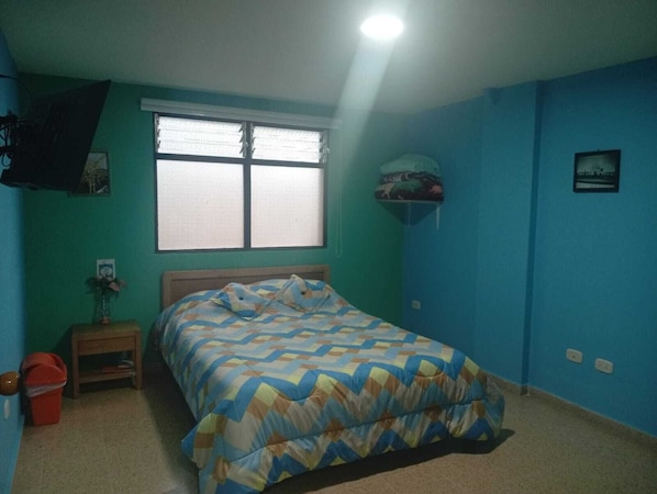 Habitación doble | Espacio para trabajar con laptop y wifi gratis 