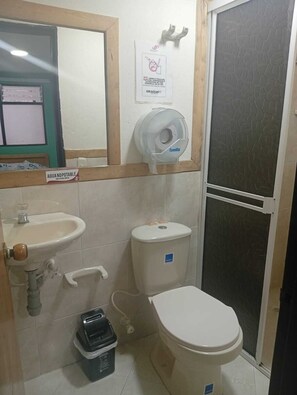 Habitación doble | Baño | Regadera, toallas, jabón, shampoo 