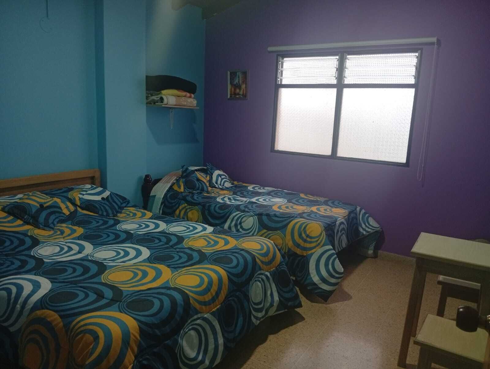 Habitación Confort con 2 camas individuales | Espacio para trabajar con un portátil y wifi gratis