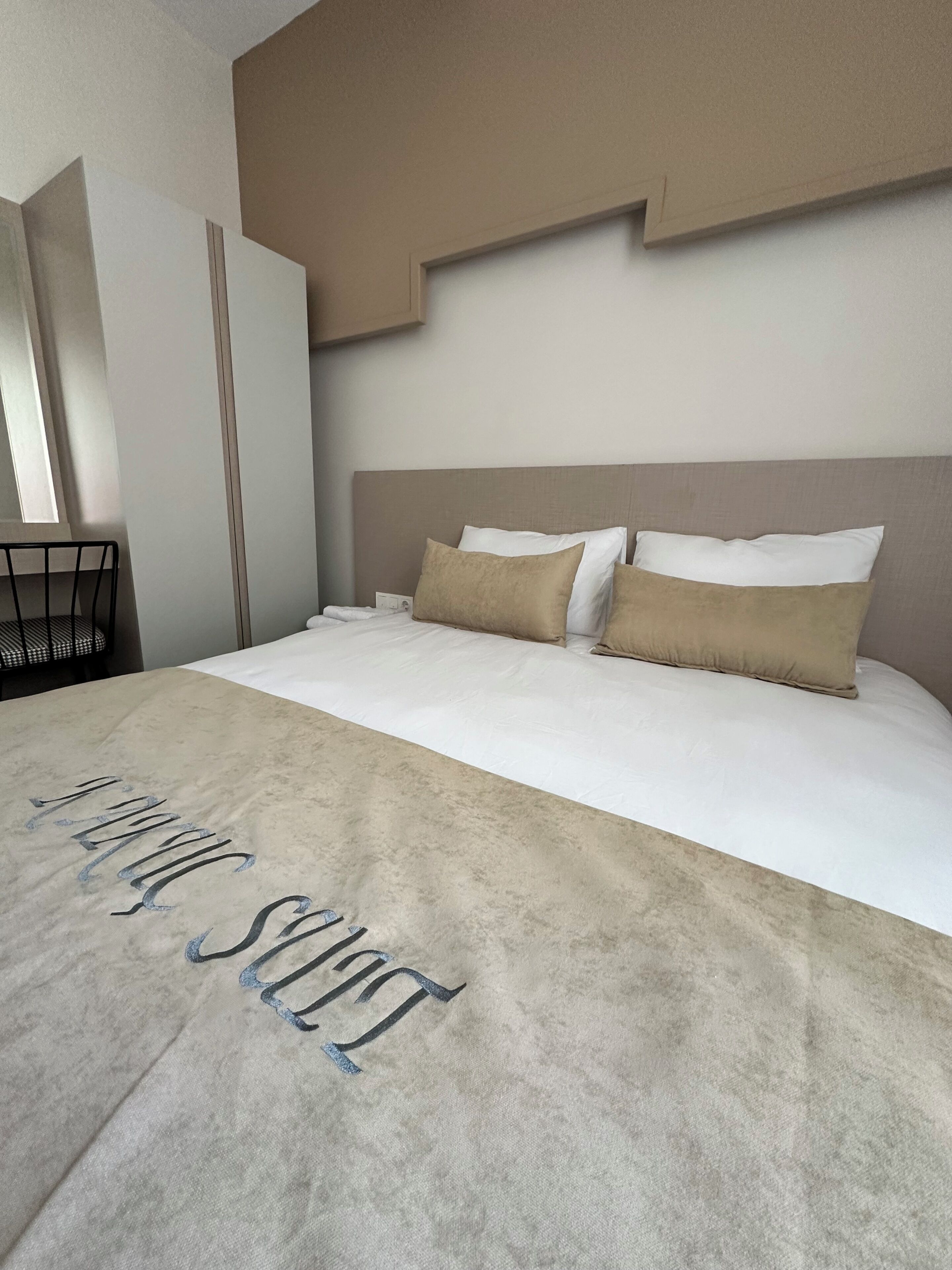 Condo familiar, balcón | Escritorio, cortinas blackout y tabla de planchar con plancha 