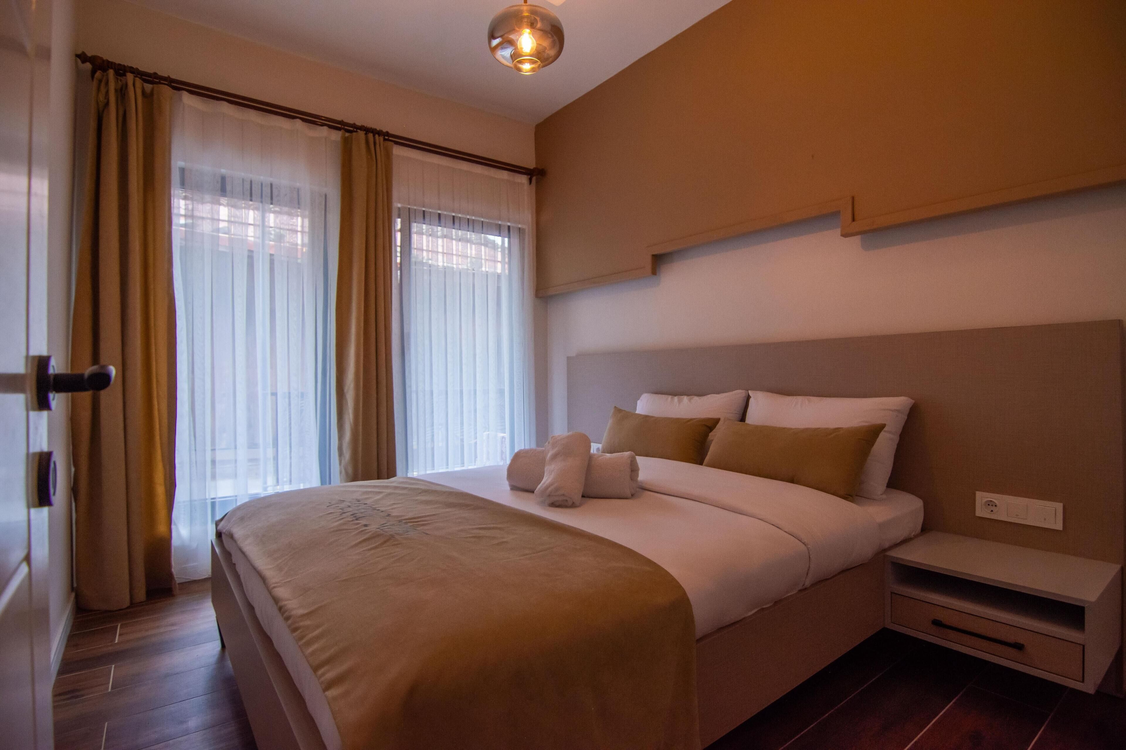 Condo familiar, balcón | Escritorio, cortinas blackout y tabla de planchar con plancha 