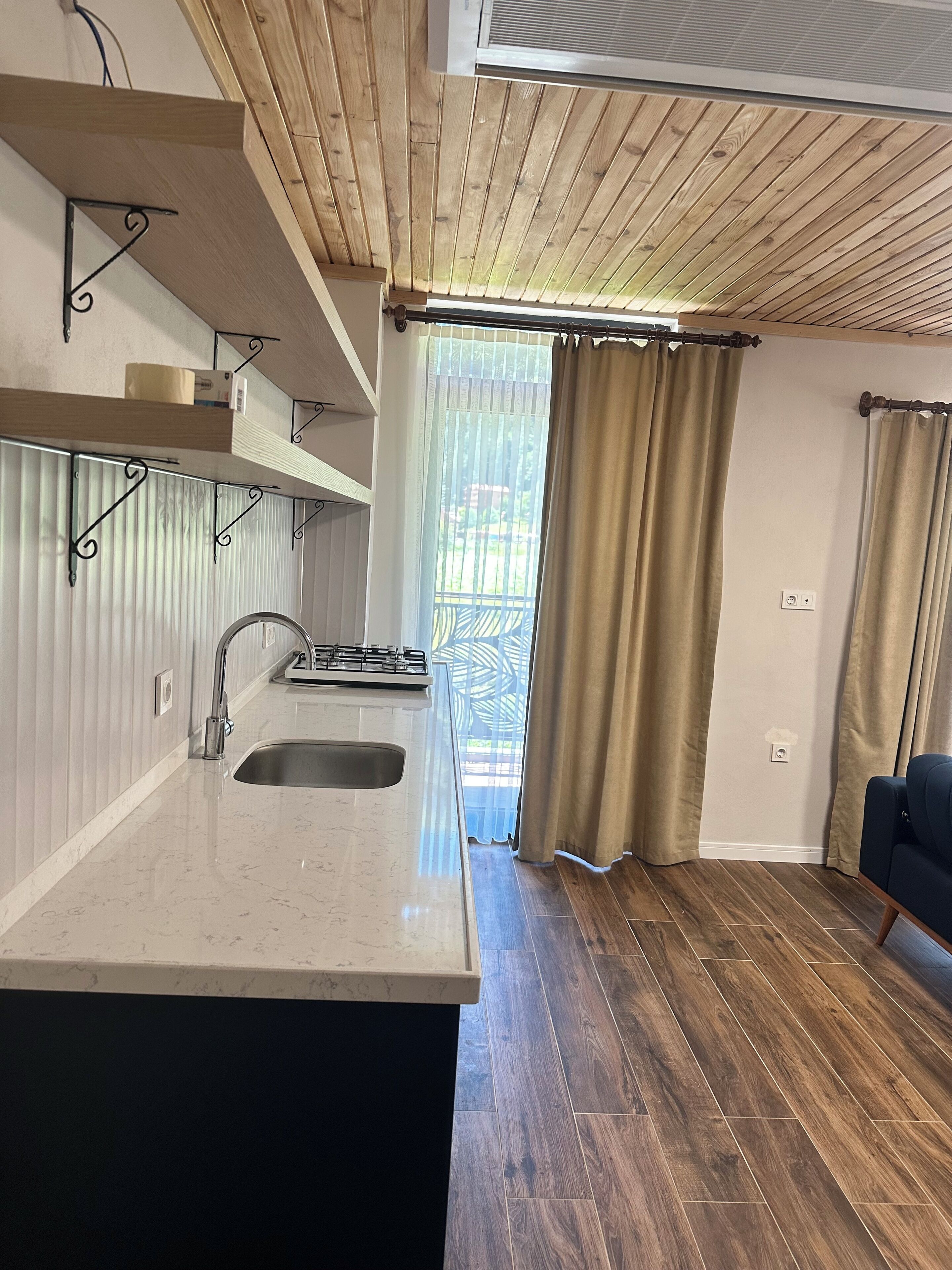 Familielejlighed - balkon | Privat køkken | Køleskab, kogeplade, køkkentøj/tallerkener/redskaber