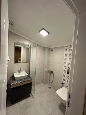 Departamento familiar | Baño | Regadera, secadora de cabello, pantuflas, toallas 