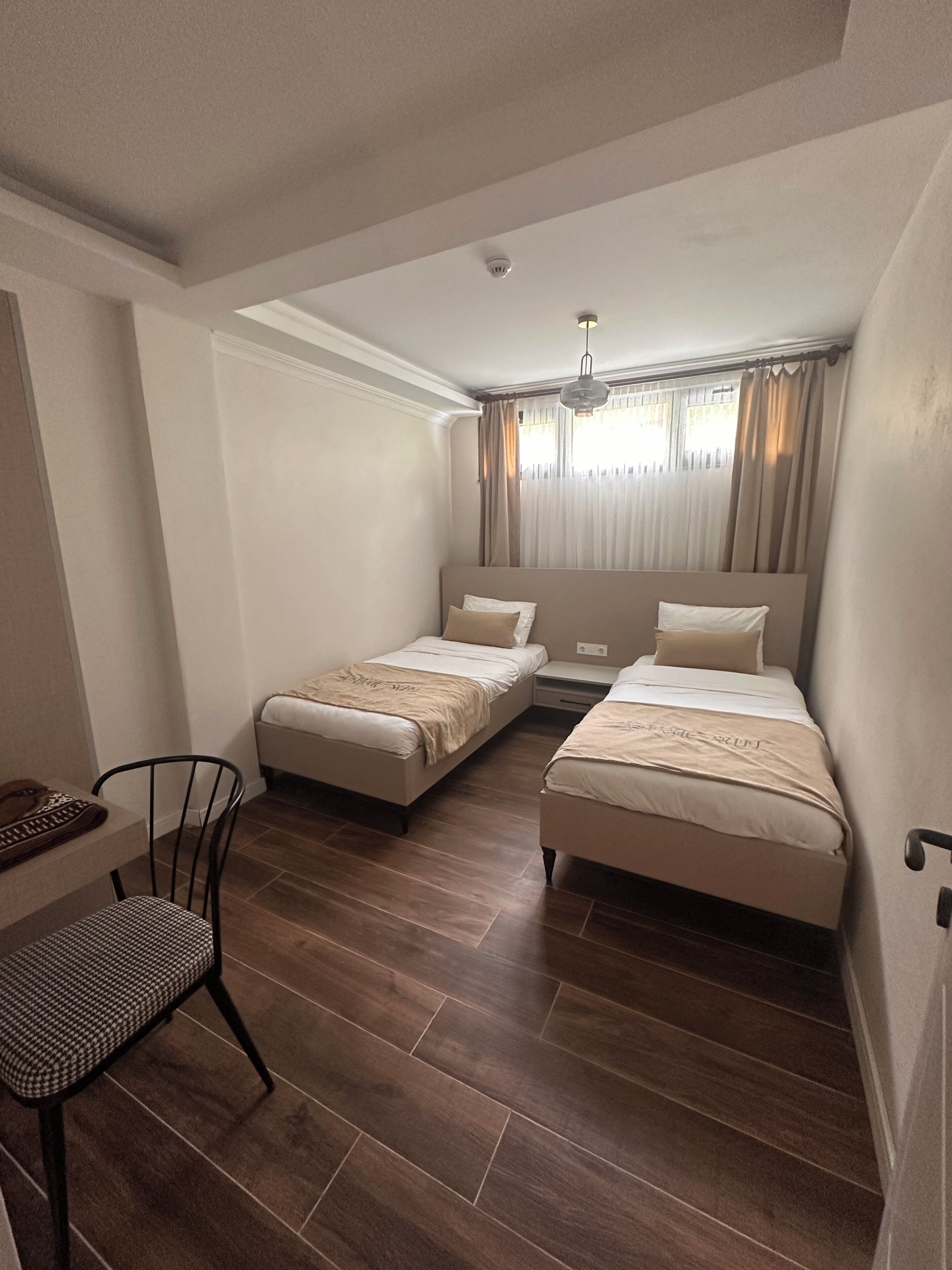 Condo económico, vista parcial al lago | Escritorio, cortinas blackout y tabla de planchar con plancha 