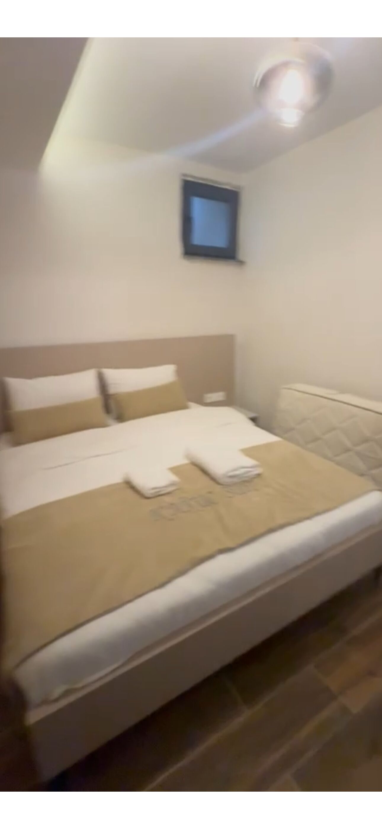 Condo estándar, vista parcial al lago | Escritorio, cortinas blackout y tabla de planchar con plancha 