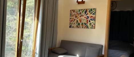 Comfort Chalet, Private Pool, River View | Living area