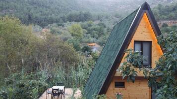 Chalet, pemandangan kebun | Tempat makan outdoor